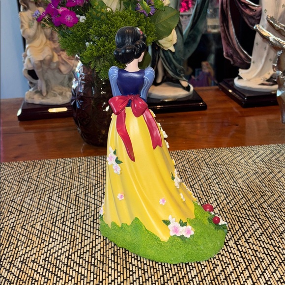 Disney Floral Coll / Charming Snow White Figurine with Basket - Blue and Yellow - Picture 6 of 8